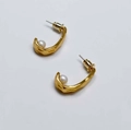 Macro detail of gold-plated brass C-hoop earrings with hammered texture and white pearls - Gold Hammered C-Hoop Pearl Earrings (12)