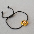 Détail du bracelet en corde noire tressée avec pendentif fleur en émail doré et fermoir - Carré à Motif de Fleurs Baoxiang (3)