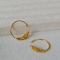 Elegante vergoldete Weizenähren-Ohrringe mit poliertem C-förmigem geometrischem Design - Gold