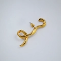 Macro view of gold-plated fluid wavy earrings with high-shine polished metallic finish - Gold Fluid Wave Style (33单只)