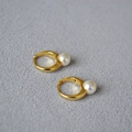 Dettaglio di orecchini a cerchio in ottone dorato con perle bianche naturali - Stile Perla Artificiale Dorata (Clip Orecchio Perla Artificiale Dorata)