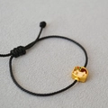 Détail du bracelet corde noire avec charm en émail doré et fermoir réglable cordon - Style de Figurine de Dessin Animé (1)