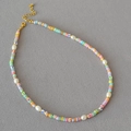 Dettaglio di una collana bohémien con perline colorate e perle d'acqua dolce bianche - Serie di Colori della Collana 2