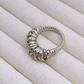 Gros plan d'une bague spirale argentée au design multicouche sur un support à bijoux - US 6 / Bague Spirale Enveloppée Multicouche Argentée