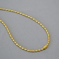 Collana minimalista con perle barocche placcata in oro con ciondolo irregolare su feltro grigio - Collana / Collana Dorata