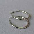 Detailansicht polierter silberner Creolen mit sicherem Steckverschluss für Damen - 5cm / Weißgold