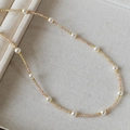 Vista detallada del collar con cuentas de cristal naranja y perlas blancas redondas - Champán
