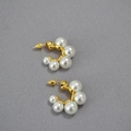 Dettaglio degli orecchini a cerchio in ottone dorato con eleganti perle bianche graduate - Grappolo di Perle Forma a C (Orecchini di Perle)