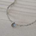Macro di perline di labradorite grigia con ciondolo a goccia dai riflessi blu - Labradorite Grado A