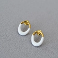 Minimalistische ovale Emaille-Ohrringe in Gold und Weiß mit geteiltem Design - Stud Ohrringe