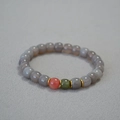 Dettaglio del bracciale di perle in agata grigia con pietre colorate e distanziatori dorati - Semplice Grigio Rosa Verde Accenti (Stile 3)