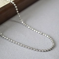 Collana con perline d'argento diamantate con finitura sfaccettata riflettente su supporto - Stile 2 Platino