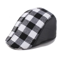 Detail van de zwart-wit geruite baret met lederen bies en strakke stikselafwerking - Zwart Wit
