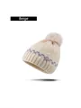 Beige Strickmütze mit Bommel und grauen Wellenmustern sowie kleinem m-Logo-Detail - Beige