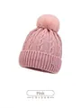 Detail van roze gebreide muts met pompon en strass H metalen logo voor de winter - Roze