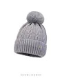 Grijze winter gebreide muts met pompon, kabelpatroon en een metalen H-logo detail - Grijs