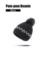 Détail du bonnet en tricot noir avec motif à damier blanc et lettre m brodée - Noir
