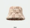 Gedetailleerde textuur van de kaki geruite lamswol bucket hat met reliëf logo label - Eén maat / Khaki