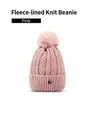 Detail van roze gebreide muts met zachte fleecevoering en pluizige faux fur pompon - Roze
