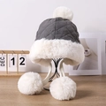 Wintermuts met gewatteerde stof en faux fur pompons voor oorbescherming en warmte - Eén Maat 58cm / Grijs