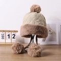 Gewatteerde wintermuts met imitatiebont en drie decoratieve pluizige pompons - Eén Maat 58cm / Beige