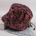 Dettaglio cappello a secchiello rosa con pizzo floreale nero e cordino regolabile - Taglia unica / Rosa Rosa