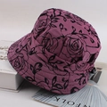Cappello da donna anziana con stampa floreale di rose rosa e nere su tessuto a quadri - Taglia unica / Rosa Floreale Rosso Rosa