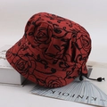Dettaglio cappello a secchiello rosso floreale per donna con cordino regolabile - Taglia unica / Rosa Floreale Rosso Giuggiola