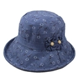Detailaufnahme von blauem Sonnenhut mit kleinen Blumenmustern und Perlenapplikationen - Einheitsgröße 58cm / Blau (Blumenmuster)
