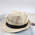 Détail d'un chapeau de paille tressé avec motif à carreaux et ruban noir élégant - Taille Unique 58cm / Grand Treillis Beige Clair