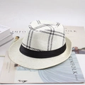 Détail d'un chapeau de paille blanc à motif écossais noir posé sur des magazines de mode - Taille Unique 58cm / Gros Carreaux Blanc