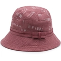Dettaglio di cappello pescatore bordeaux con motivi geometrici e cuciture a onde decorative - Taglia unica / Borgogna
