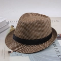 Gros plan sur le motif à carreaux et le ruban noir du chapeau de paille d'été pour homme - Taille Unique 58cm / Tissage de Paille Marron Foncé