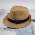Détail d'un chapeau fedora rétro en paille tressée posé sur des magazines de mode - Taille Unique 58cm / Herbe Tricolore Fauve