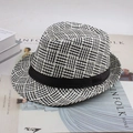 Détail d'un chapeau fedora en paille à carreaux noir et blanc avec ruban noir chic - Taille Unique 58cm / Grille Mahjong Noir
