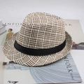 Vue détaillée d'un chapeau fedora en paille à carreaux avec ruban noir sur magazines - Taille Unique 58cm / Grille Mahjong Café