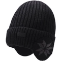 Detail van de zwarte wintermuts met sneeuwvlokpatronen en warme oorkleppen - Eén Maat (56-60cm) / Zwart