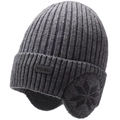 Berretto invernale in maglia grigio scuro da uomo con paraorecchie e motivi di fiocchi - Taglia Unica (56-60cm) / Grigio chiaro