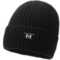 Detailopname van een zwarte geribbelde muts met een vierkante logopatch en zachte vezels - Zwart (M-label)