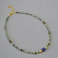 Collana artigianale di perline con turchese, ciondolo in lapislazzuli e tocchi dorati - Turchese/Blu/Oro/Nero