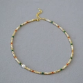 Collana artigianale con perla barocca, perline di conchiglia e accenti colorati da donna - Stile Perline Multicolore
