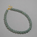 Dettaglio di perle in apatite verde con chiusura a moschettone dorata e catenella - Blu profondo