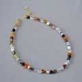 Ketting met onregelmatige natuurstenen en zoetwaterparels met een gouden karabijnsluiting - Veelkleurige Natuursteen Parel Stijl (Necklace)