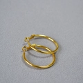 Minimalistische übergroße Gold-Creolen in C-Form mit polierter Metallic-Oberfläche - Gold 3cm