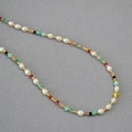 Collar de perlas de agua dulce con piedras preciosas de colores y cuentas doradas - Collar
