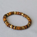 Dettaglio di perle piatte in occhio di tigre e distanziatori dorati nel bracciale - Occhio di tigre