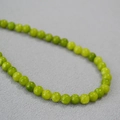 Gargantilla vintage de perlas de piedra natural verde oliva sobre tela gris - 6mm