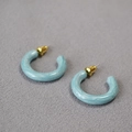 Orecchini a cerchio in smalto marmorizzato azzurro con ago in argento 925 dorato - Blu