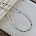 Collana bohemian con perline turchesi, perle bianche e pietre naturali - Multicolore