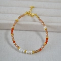 Dettaglio del bracciale con zirconi champagne e perle d'acqua dolce con chiusura a moschettone - Perla Zirconia Champagne